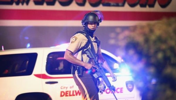 Policías de Misuri, con armas de guerra para disuadir las protestas por la muerte del joven afroamericano Michael Brown. (Foto: noticias.univision.com)