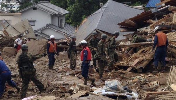 Fotografía facilitada por el Ministerio de Defensa de Japón que muestra las labores de rescate tras un corrimiento de tierras 