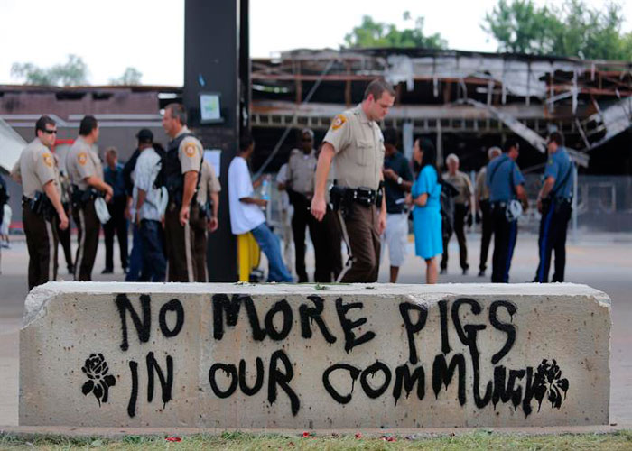 Las protestas en la localidad de Ferguson son blanco de las fuerzas policiales. (EFE)