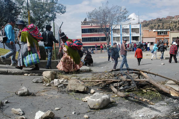 Obreros han emprendido el bloqueo de carreteras en algunas zonas de La Paz (Foto: Archivo)