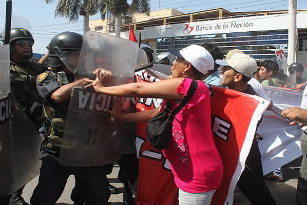 Empleados públicos en Perú exigían al parlamento debatir el proyecto de la ley del servicio civil. (Foto: Perú21)