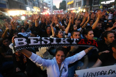 Las protestas turcas han recibido el apoyo de hinchas y de otras ciudades del mundo. (Foto: HispanTV)