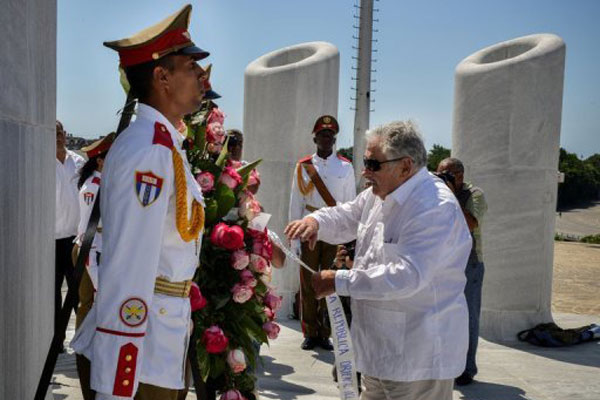Tras su arribo a Cuba, el presidente Pepe Mujica rindió tributo al prócer José Martí. (Foto: AFP)