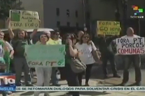 Un grupo de derechistas brasileños protestaron en las afueras del lugar donde se desarrolla el Foro de Sao Paulo. (Foto: teleSUR)