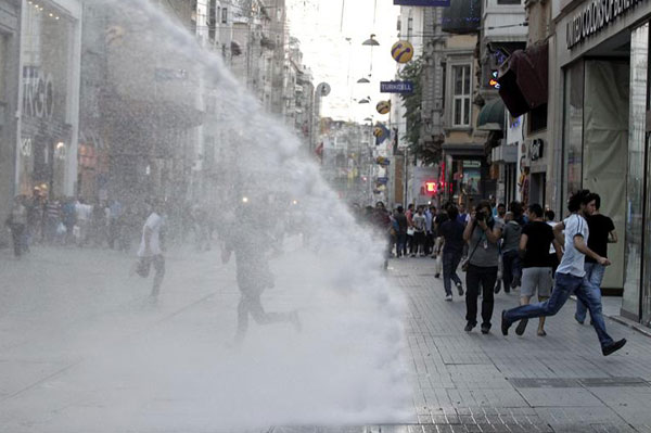 Policía turca utilizó cañones de agua y gases lacrimógenos contra los manifestantes. (Foto: EFE)