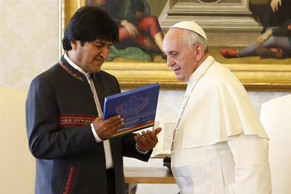Morales le regaló al Papa un libro sobre el reclamo de Bolivia por el acceso al mar. (Foto: EFE)