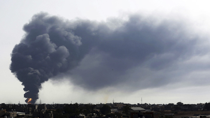 Vista del humo que sale de un depósito de combustible del aeropuerto internacional de Trípoli (EFE)