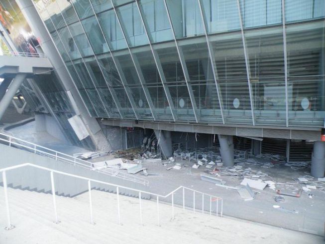 El pasado sábado el estadio Donbass Arena donde hace vida el club de fútbol ucraniano  FC Shakhtar Donetsk, fue alcanzado por dos bombas (donbass-arena)