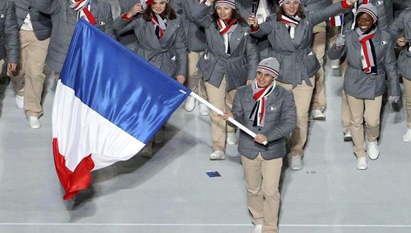 El equipo olímpico de Francia, con Jason Lamy-Chappuis como abanderado, entra en el estadio olímpico de Fisht durante la ceremonia de inauguración. (Foto: EFE)