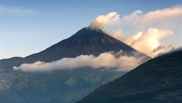 De 5.029 metros de altura y uno de los 27 volcanes potencialmente activos del país, el Tungurahua lleva en proceso de erupción desde 1999. (Foto: Archivo)