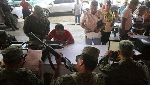 Grupos de autodefensas se inscriben en el registro convocado por el Ejecutivo (Foto: EFE)