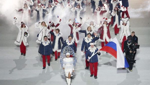 El equipo olímpico de Rusia con Alexander Zubkov como abanderado entra en el estadio olímpico de Fisht durante la ceremonia de inauguración. (Foto: EFE)