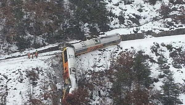 El desacrrilamiento de un tren en los Alpes franceses dejó a dos personas muertas y al menos 20 heridos. (Foto: @GregLeclerc)