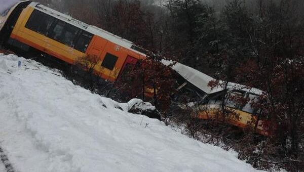El tren descarriló luego que una roca cayera a las vías mientras pasaba el vehículo. (Foto: @chris_0_0_0_0)
