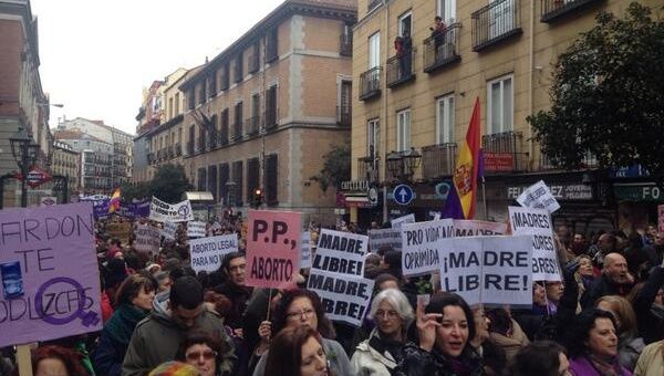 Miles de mujeres protestaron este domingo en las calles de Madrid. (Foto: HSalasteleSUR) 