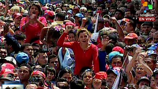 En un multitudinario acto el mandatario venezolano señaló que "hoy en día la juventud es dueña de la patria". (Foto: teleSUR)