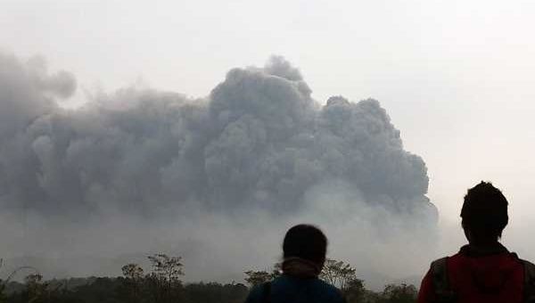 Erupción de volcán en Indonesia deja al menos tres muertos. (Foto: AFP )