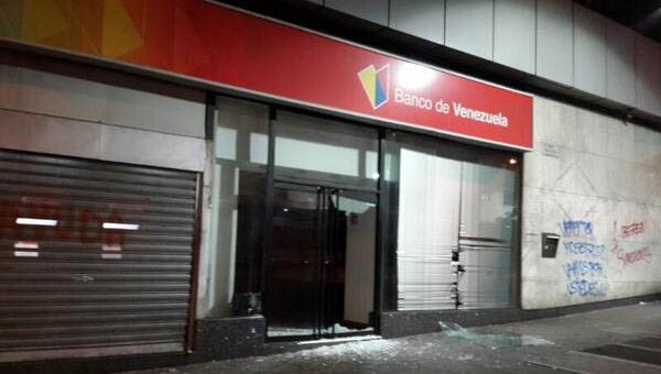 Varias sedes de edificios gubernamentales, así como bancos también resultaron severamente afectados. (Foto: @ramonmuchacho)
