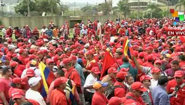 La marea roja toma Caracas por la paz. (Foto: TeleSUR)