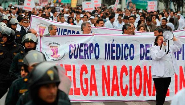 El gremio fue neutralizado por los efectivos cuando intetaron sabotear una convención de salud en Lima (Foto:Agenciapulsar.org)