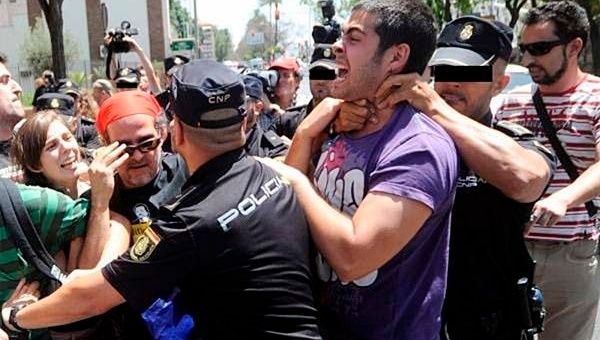 Tres agentes de la Policía Nacional española de Murcia (este del país) fueron imputados por encubrir agresiones indiscriminadas. contra manifestantes en 2012 (Foto: inkis.com)
