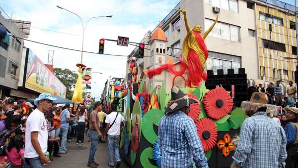 Las carrozas y actividades recreativas llenaron las calles de todas las regiones de Venezuela. (Foto: AVN)