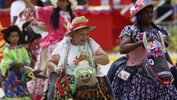 Cultores del pueblo rindieron tributo al líder Hugo Chávez en desfile cívico militar. (Foto: AVN)