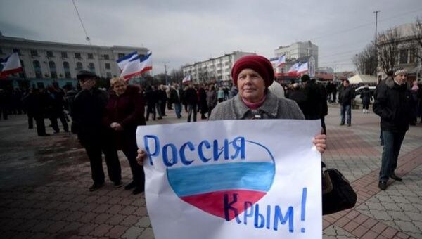 Simféropol, capital de la República Autónoma de Crimea, amaneció bulliciosa este domingo: ciudadanos piden referendo. (Foto: @julioteleSUR)