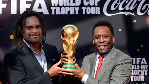 Pelé levantó junto al exjugador francés Karembeu el trofeo en París. (Foto: Archivo)
