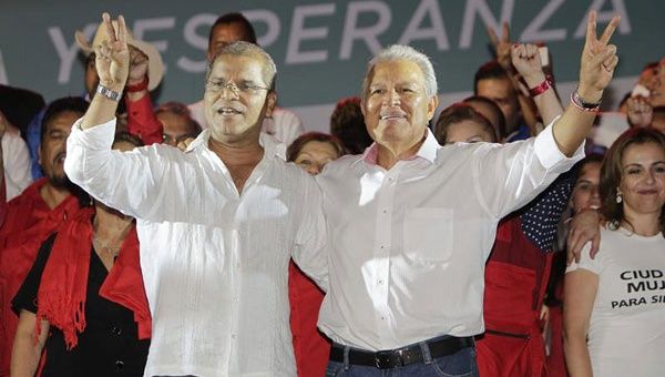 Junto a Óscar Ortiz, su fórmula a la vicepresidencia, Sánchez Cerén combatirá la corrupción. (Foto: EFE)