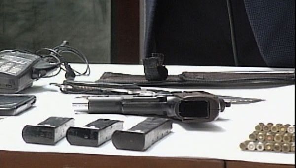 Han decomisado armas y objetos contundentes pertenecientes a los grupos vandálicos. (Foto: teleSUR)