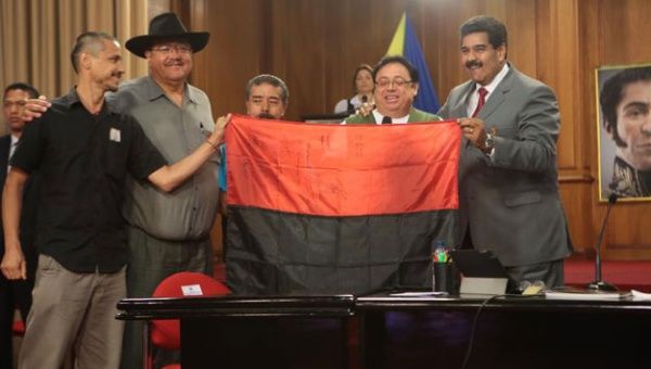 Movimientos sociales le dieron obsequios al presidente Nicolás Maduro durante la rueda de prensa que sostuvo con medios nacionales e internacionales (Foto: Prensa Miraflores) 