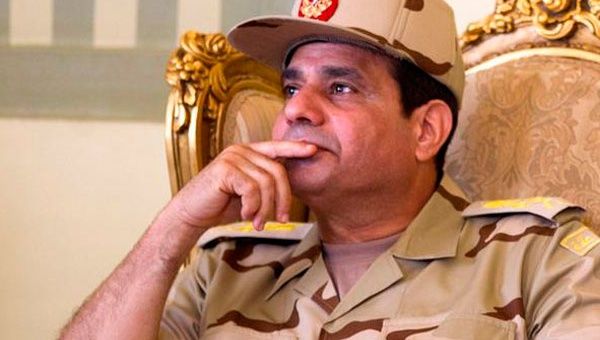 Al Sisi, no ha decidido si se postulará por la presidencial, aunque ha dicho que puede aceptar el reto (Foto:Archivo)