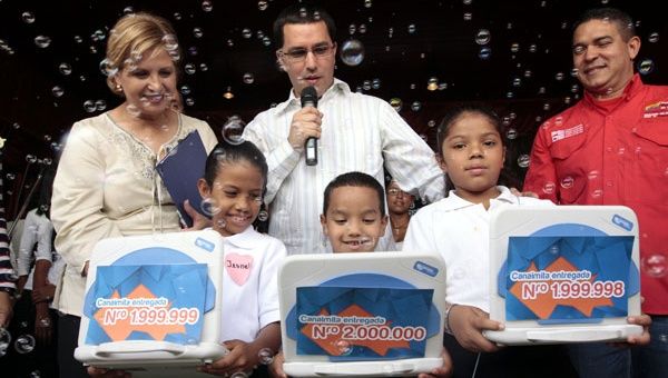 1.110 escuelas integrantes de la Asociación Venezolana de Educación Católica (Avec) anunciaron al vicepresidente que trabajarán por la paz junto al Gobierno. (Foto: AVN)