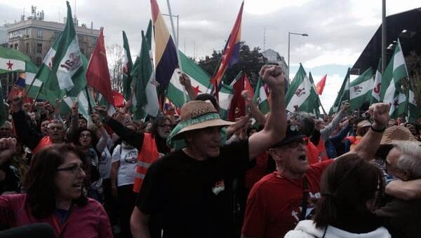 "Maduro, amigo, el pueblo está contigo", cantan aquí los caminantes de la ruta sur. (Foto: @HsalasteleSUR)