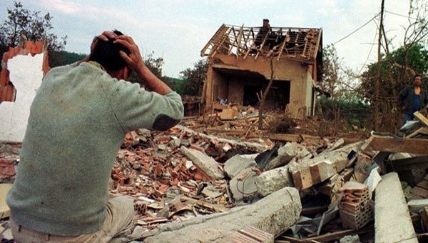 Más de mil viviendas quedaron destruidas por los ataques aéreos que realizó la OTAN en Yugoslavia por 78 días. (Foto: Reuters).