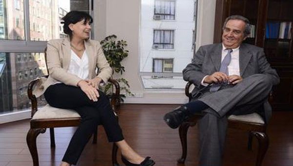 La ministra del Trabajo de Chile, Javiera Blanco se reunió con el presidente de la Confederación de la Producción y del Comercio (CPC), Andrés Santa Cruz, para evaluar los escenarios una vez que sea aprobada la reforma tributaria en esa nación. (Foto: Upi).