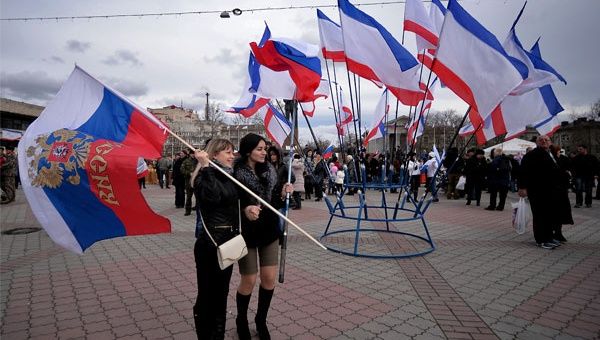 Crimeos ondean la bandera rusa en la Plaza Lenin en Simferopol (Foto: Archivo)