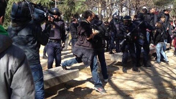 Los policías detuvieron a 54 personas. (Foto: @HsalasteleSUR)