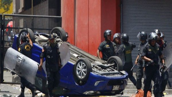 Las calles de la capital peruana registraron este miércoles una situación violenta tras un enfrentamiento entre la policía  y los mineros informales. (Foto: El Comercio).  