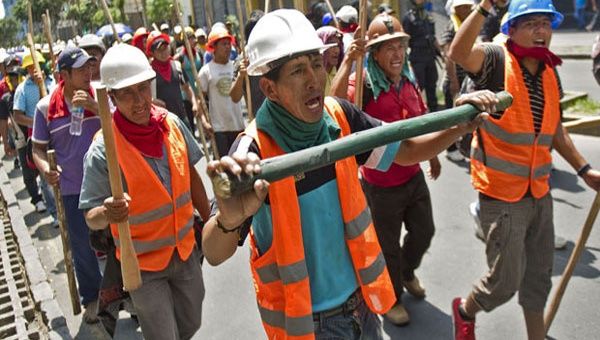 La trabajadores de la minería marcharon hasta las regiones de  Juliaca y Madre de Dios protegidos ante cualquier ataque de la policía nacional de Perú. (Foto: La Razón). 