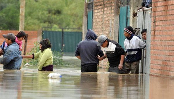 Al menos 4 mil 600 familias viven en refugios temporales mientras el nivel de las aguas baje en varias regiones del Estado boliviano. (Foto: Archivo). 