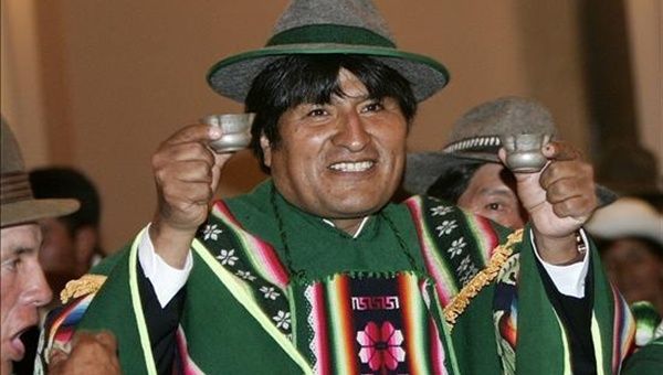 El libro contiene 28 capítulos, entre relatos y fotografías, que revelan cómo nace el interés de Evo Morales por el fútbol, la vida sindical y la política. (Foto: Archivo)