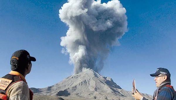 Organismos de seguridad de Perú se mantienen atentos ante cualquier eventualidad en el volcán Ubinas. (Foto: Archivo).  