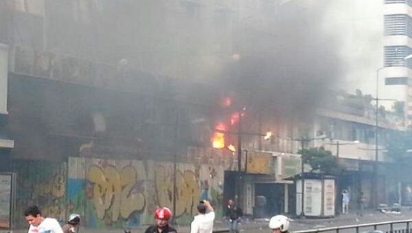 Los violentos lanzaron objetos incendiarios contra el edificio (Foto:Twitter)