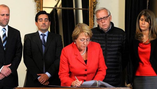 La Mandataria signó el decreto de zona de catástrofe desde el Palacio de la Moneda (Foto: EFE)