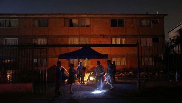 Vecinos de Alto Hospicio levantaron campamentos frente a sus casas, en plazas y multicanchas. Además, durmieron en sus vehículos. (Foto: EFE) 