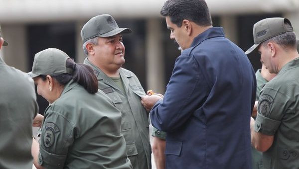 El presidente Maduro condecoró a efectivos militares que han prestado más de 30 años de servicio a la nación (Foto: AVN) 