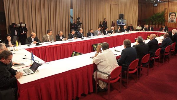 Gobierno y oposición se sentaron en Miraflores con la intención de abrir un diálogo que permita construir una agenda (foto: Prensa Presidencial) 