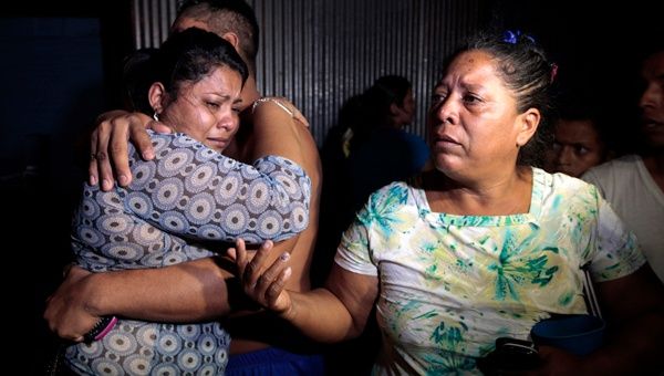El sismo de magnitud 6,2 en la escala Ritcher de este jueves dejó a Managua sin electricidad y comunicación telefónica, ocasionando derrumbes de viviendas, resultando 14 personas heridas y una muerta. (Foto: Reuters)